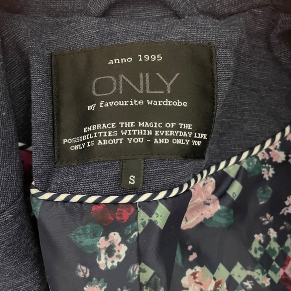 Blazer - Picture 4 of 4